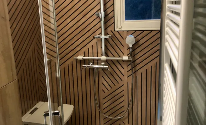 Douche, équipé de barre, de maintien et de siège redevable